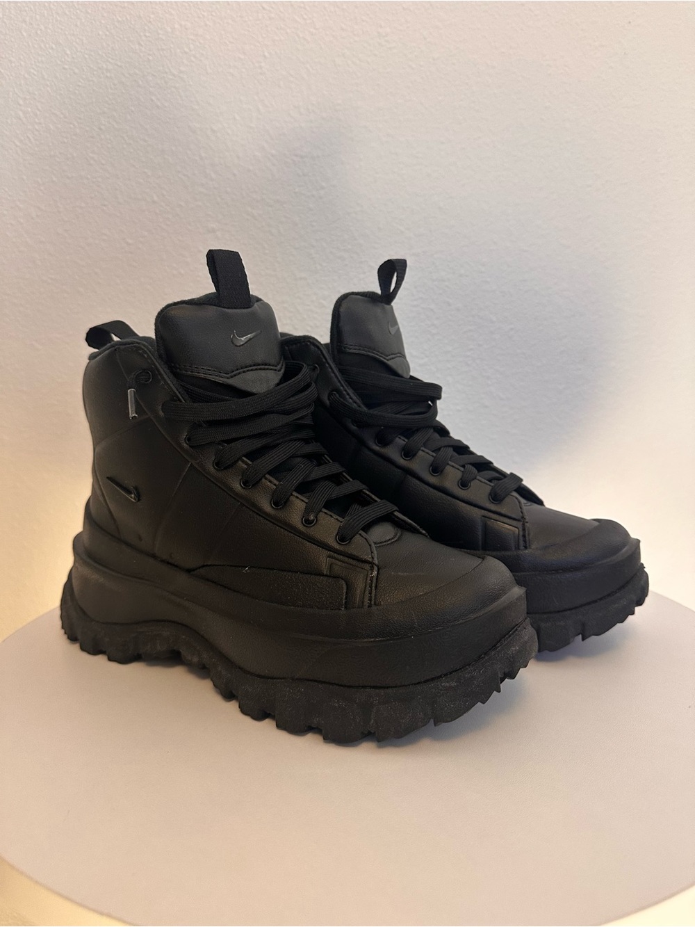 Nike Women’s Roam Mid